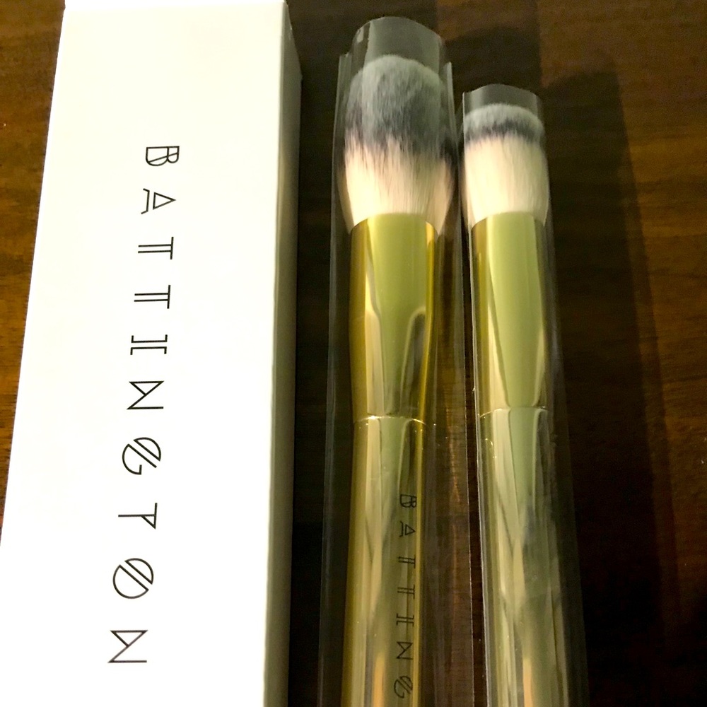Sold Battington 2 piece brush set.
